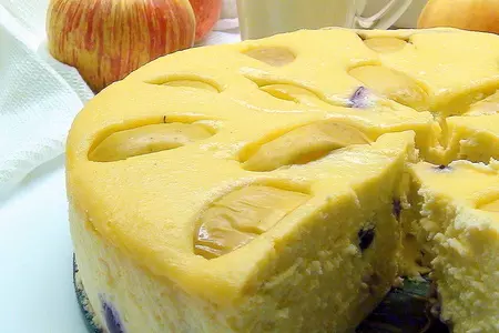 Воздушная творожная запеканка с черносливом и яблоками.: шаг 7