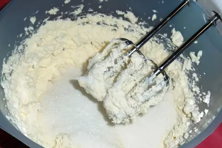 Творожный пирог с ананасами и ореховой посыпкой для моих снегурочек: шаг 1