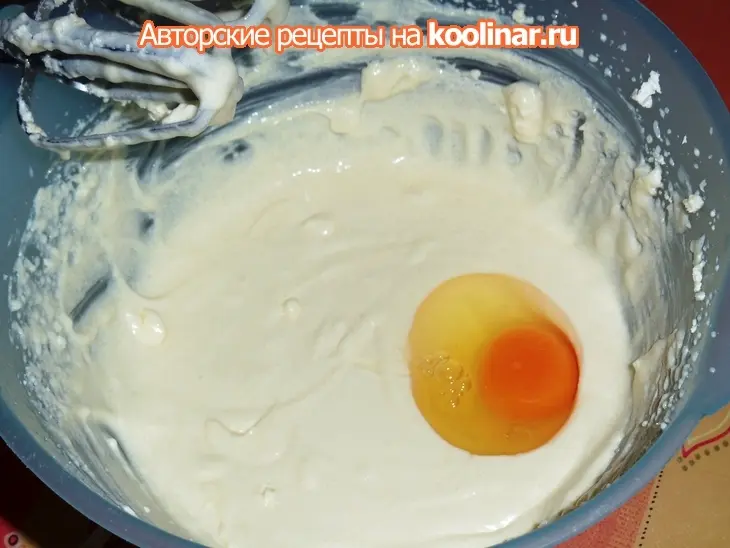 Творожный пирог с ананасами и ореховой посыпкой для моих снегурочек: шаг 2