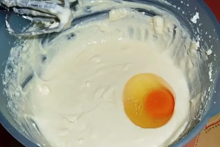 Творожный пирог с ананасами и ореховой посыпкой для моих снегурочек: шаг 2