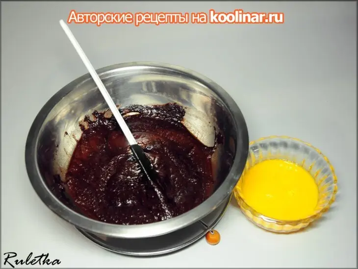 Пирожное с шоколадным муссом и черносмородиновым баваруа "тримирие".: шаг 9
