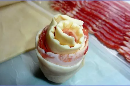 Розочки-слоёнки с беконом под пиво: шаг 2
