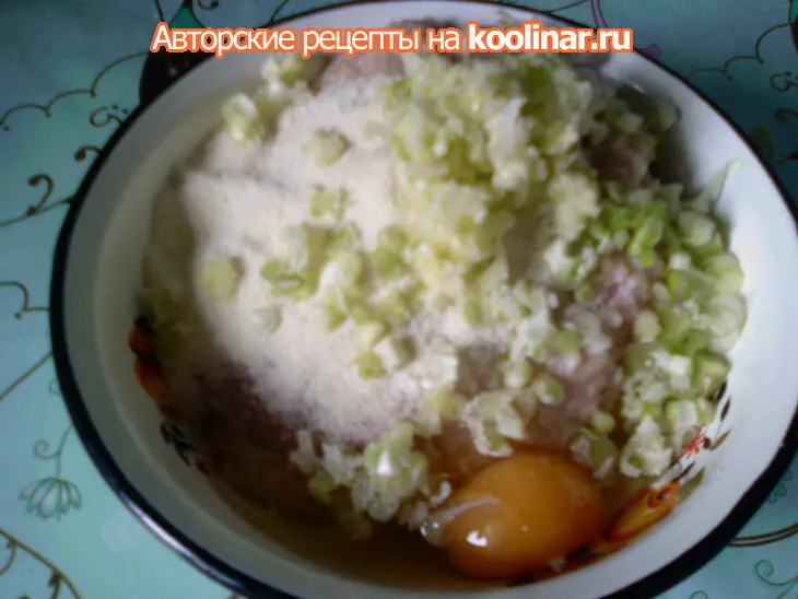 Духовые куриные котлеты с зелёным луком: шаг 2