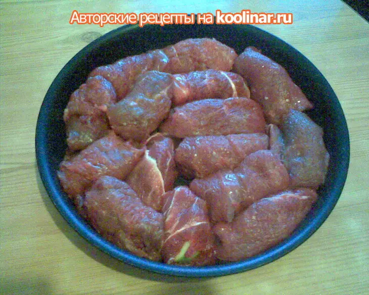 Яблочко - в теленочке, теленочек -  в шубке...= мясные рулетики с яблоками: шаг 4