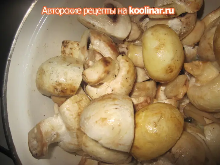 Грибочки в собственном соку с чесноком: шаг 1