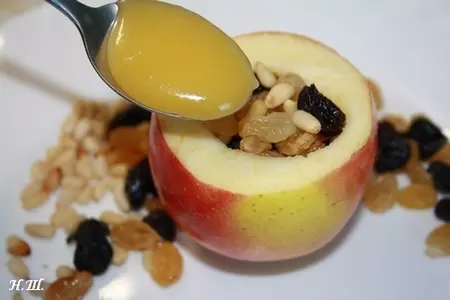 Запеченные яблоки с медом, изюмом и кедровыми орешками.: шаг 3