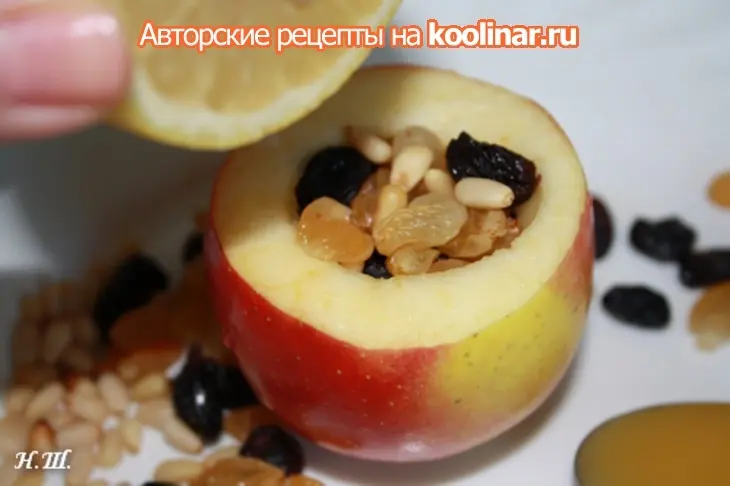 Запеченные яблоки с медом, изюмом и кедровыми орешками.: шаг 4