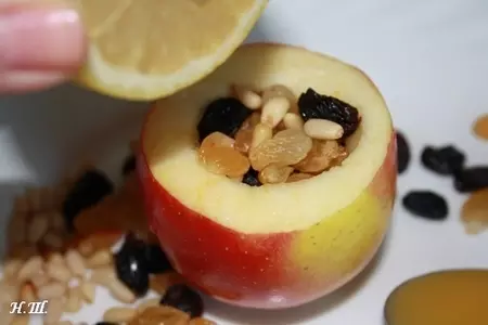 Запеченные яблоки с медом, изюмом и кедровыми орешками.: шаг 4