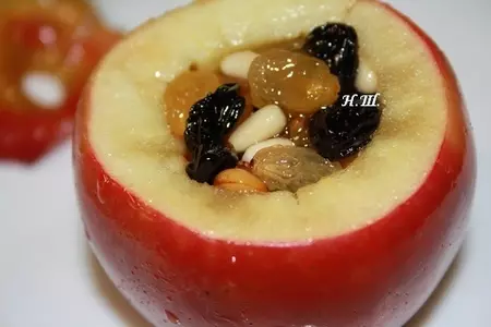 Запеченные яблоки с медом, изюмом и кедровыми орешками.: шаг 5