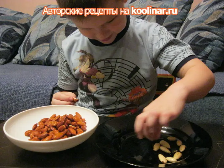 Миндальный пирог с черной смородиной: шаг 1