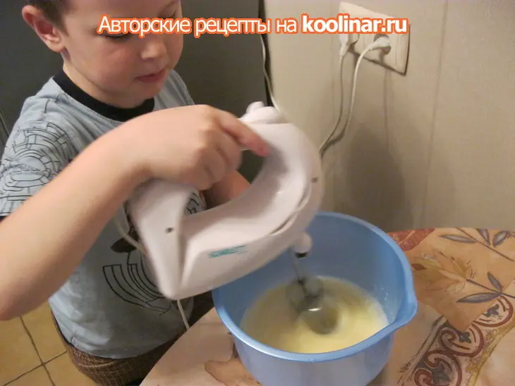 Миндальный пирог с черной смородиной: шаг 2