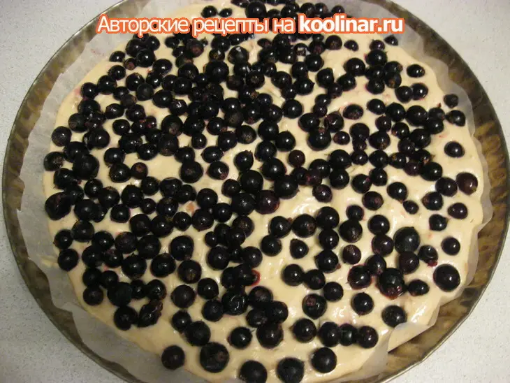 Миндальный пирог с черной смородиной: шаг 5