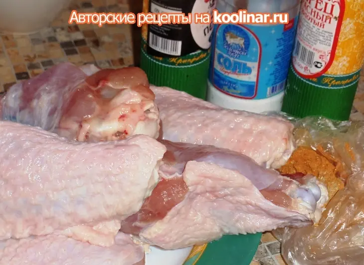 Индейка в сметанно-грибном соусе с чесноком и кинзой: шаг 1
