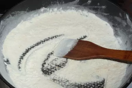Индейка в сметанно-грибном соусе с чесноком и кинзой: шаг 3