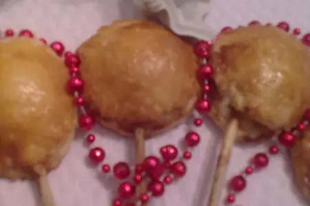 Мини пирожки из слоеного теста...с творогом и вишней...,на палочке))): шаг 1