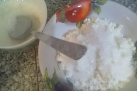 Мини пирожки из слоеного теста...с творогом и вишней...,на палочке))): шаг 3