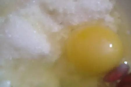 Мини пирожки из слоеного теста...с творогом и вишней...,на палочке))): шаг 4
