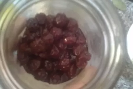 Мини пирожки из слоеного теста...с творогом и вишней...,на палочке))): шаг 5