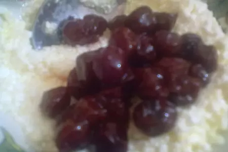 Мини пирожки из слоеного теста...с творогом и вишней...,на палочке))): шаг 6