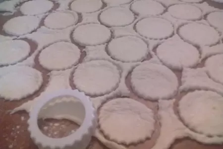 Мини пирожки из слоеного теста...с творогом и вишней...,на палочке))): шаг 8