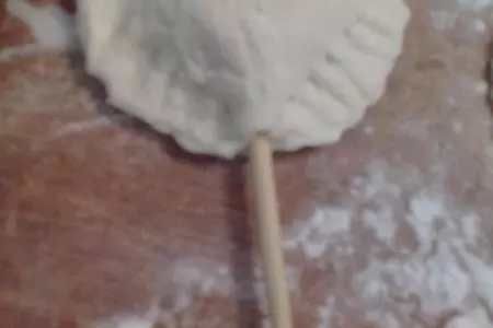 Мини пирожки из слоеного теста...с творогом и вишней...,на палочке))): шаг 10