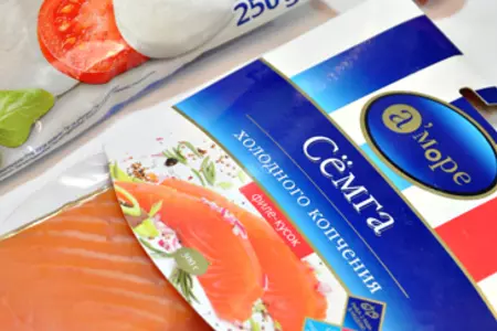 Открытый заливной пирог на слоёном тесте  с семгой, томатами черри и моцареллой: шаг 3
