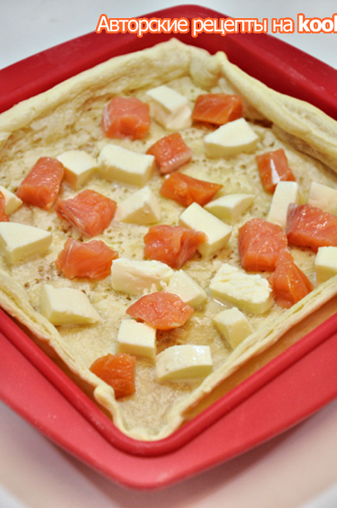 Открытый заливной пирог на слоёном тесте  с семгой, томатами черри и моцареллой: шаг 5