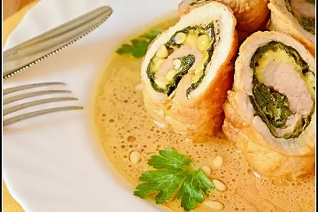 Рулетики из свинины со шпинатом,сыром и орехами: шаг 1