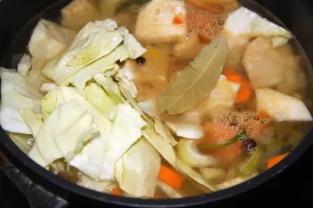 Зимний картофельный суп-толчёнка с квашеной капустой, да со шкварочками: шаг 4