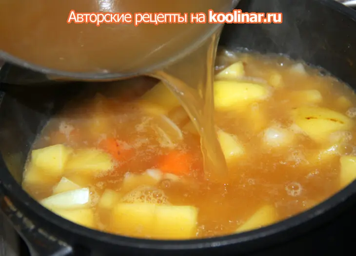 Зимний картофельный суп-толчёнка с квашеной капустой, да со шкварочками: шаг 7