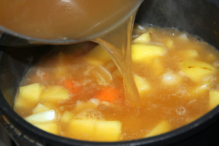 Зимний картофельный суп-толчёнка с квашеной капустой, да со шкварочками: шаг 7