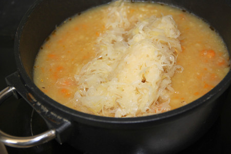 Зимний картофельный суп-толчёнка с квашеной капустой, да со шкварочками: шаг 10