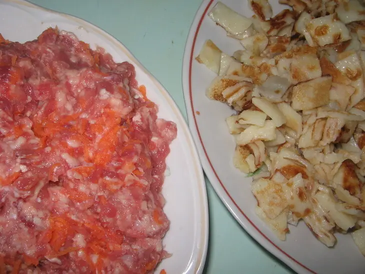 Голубцы по винницки с начинкой из мяса и блинчиков.: шаг 3