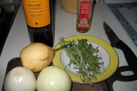 Груша с луком в красном вине: шаг 1