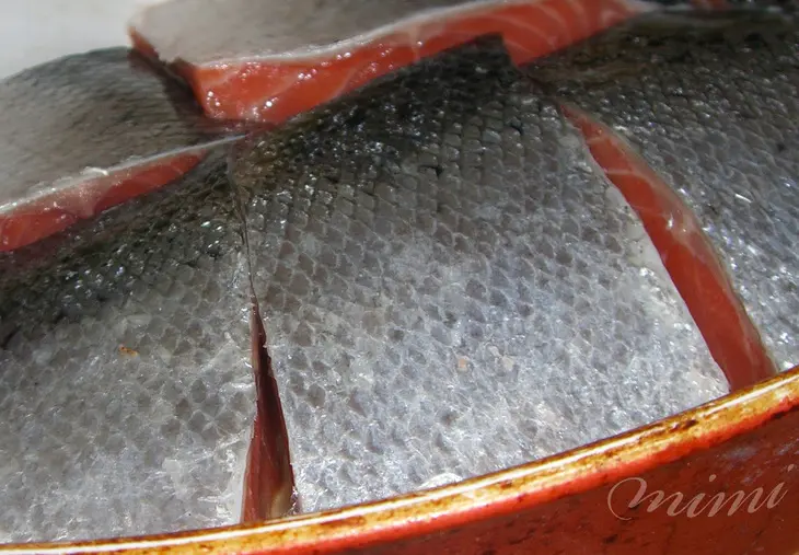 Лосось в сливочном соусе с огурцом и зеленым луком: шаг 1