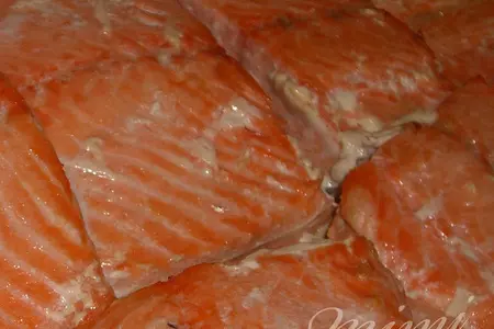 Лосось в сливочном соусе с огурцом и зеленым луком: шаг 2