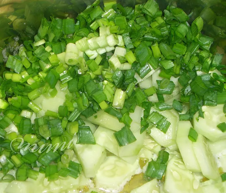 Лосось в сливочном соусе с огурцом и зеленым луком: шаг 4