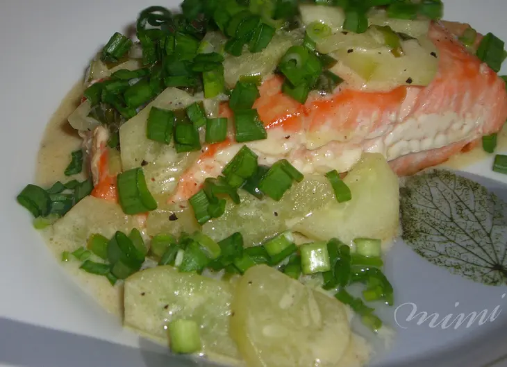 Лосось в сливочном соусе с огурцом и зеленым луком: шаг 5