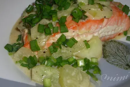 Лосось в сливочном соусе с огурцом и зеленым луком: шаг 5