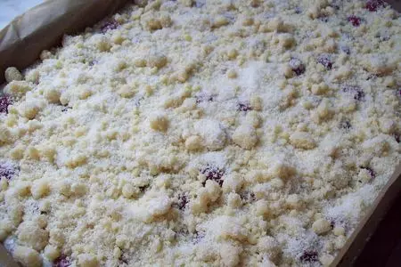 Вишнёво-маковый  пирог с творогом и посыпкой "штрейзель".: шаг 5