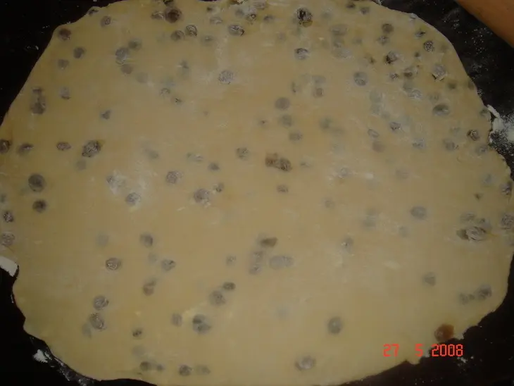 Рулет с изюмом и орехами: шаг 3