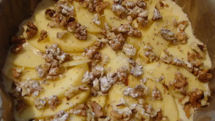 Яблочный пирог с грецкими орехами: шаг 2