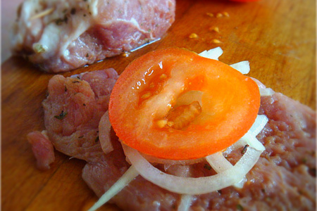 Мясные рулетики с помидорами в прованском соусе: шаг 3