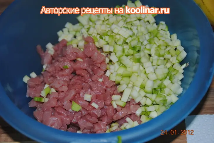 Манты с рубленным мясом и цукини: шаг 1