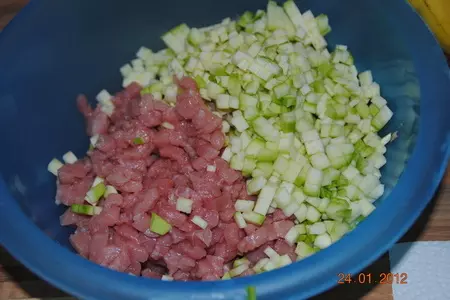 Манты с рубленным мясом и цукини: шаг 1