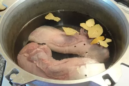 Язык с кокосовым молоком,красным карри и макадамия орехами: шаг 2