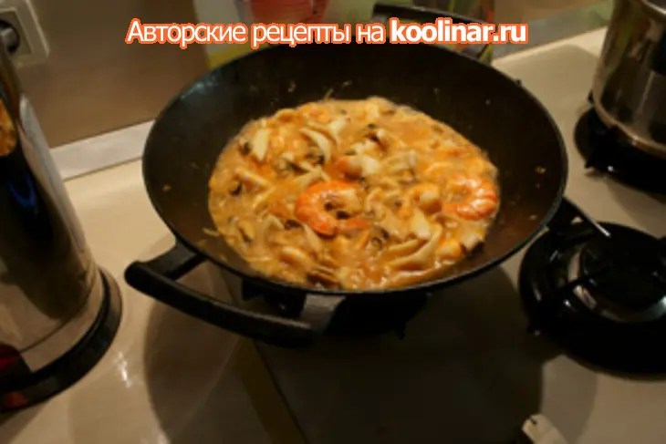 Спагетти с морепродуктами в сметанном соусе: шаг 1