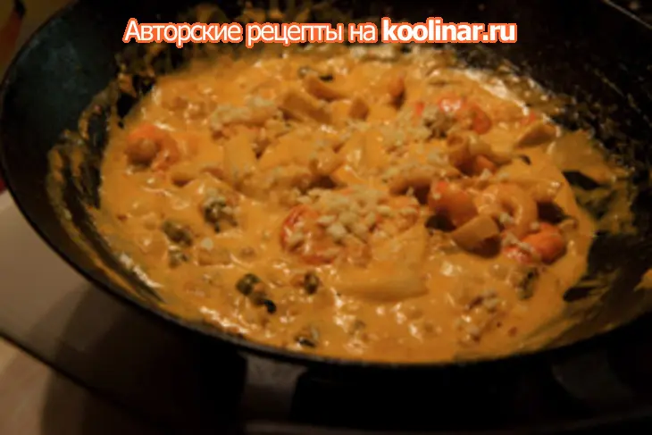 Спагетти с морепродуктами в сметанном соусе: шаг 2