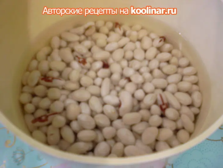 Негламурный, но вкусный салат из белой фасоли: шаг 1