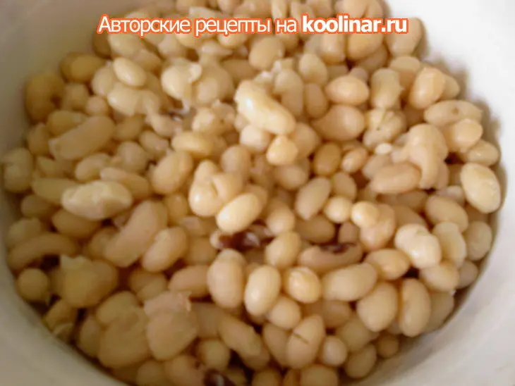 Негламурный, но вкусный салат из белой фасоли: шаг 2